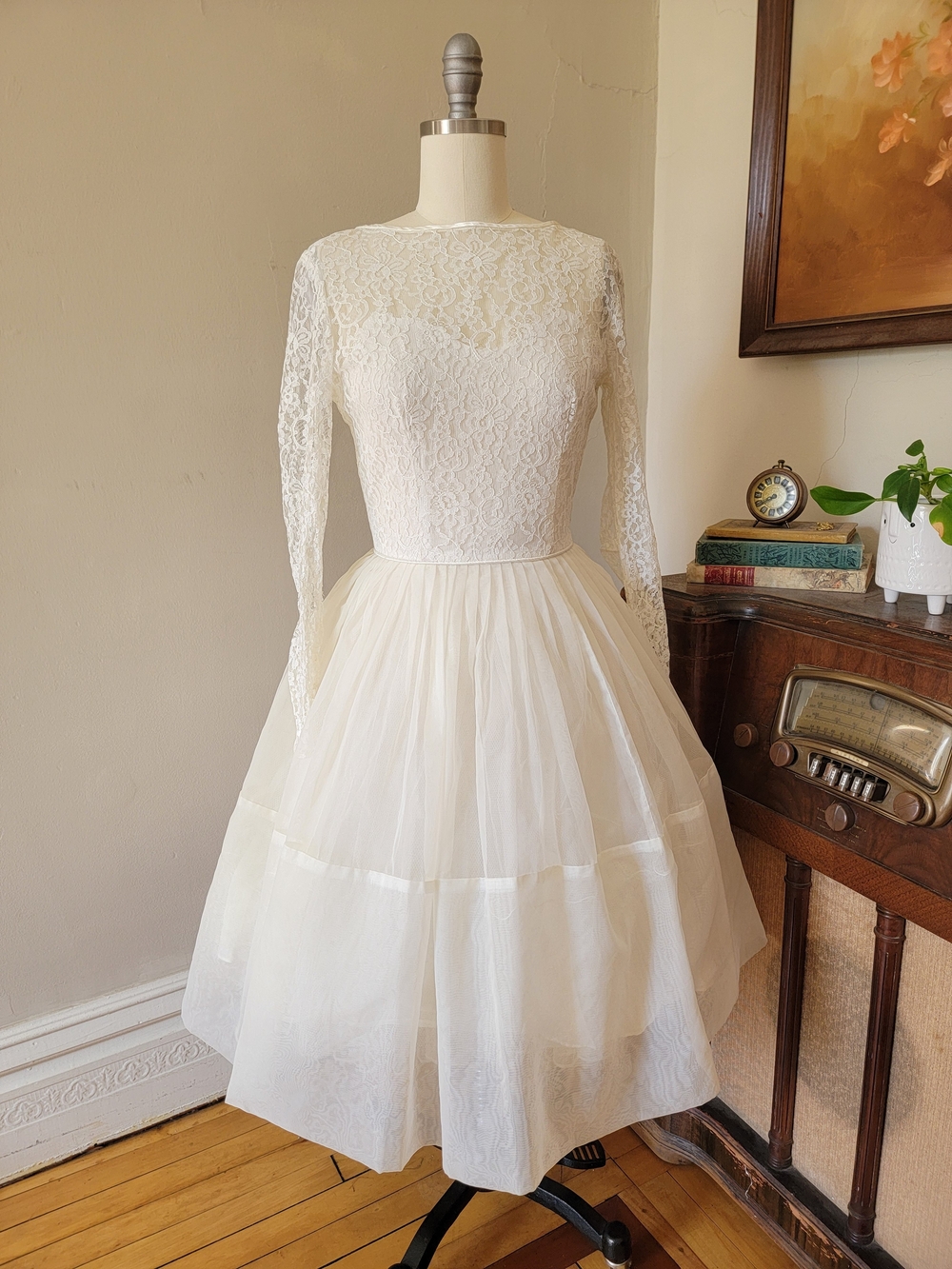 Vintage 1950's Ivory Lace Long Sleeve Tea Length Wedding Dress Medium